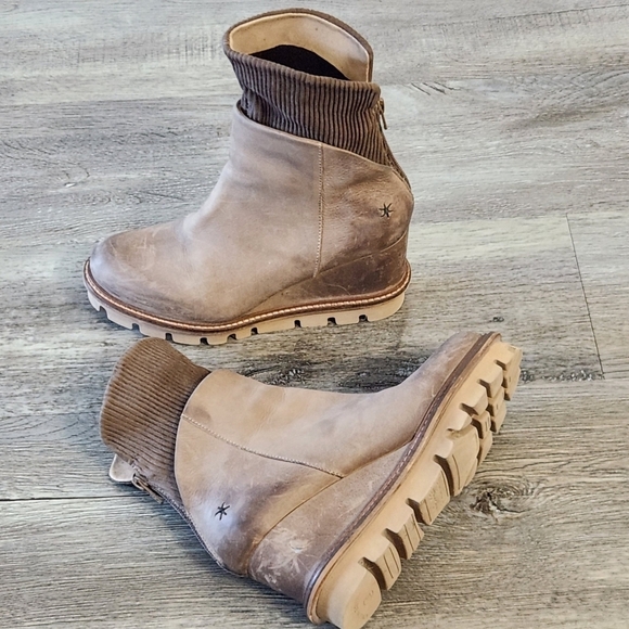 Patrizia Bonfanti Wedge Distressed Ankle Booties - Picture 8 of 13